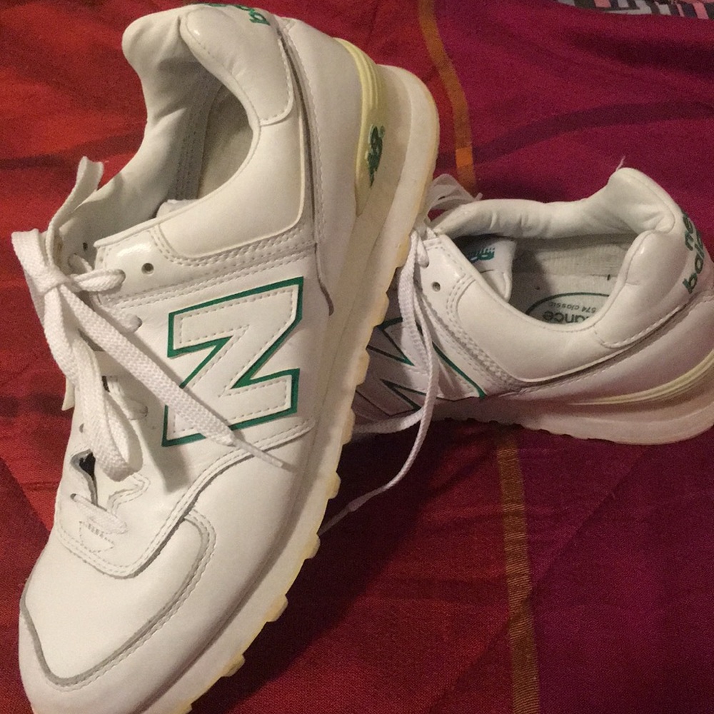 Tennis shoes